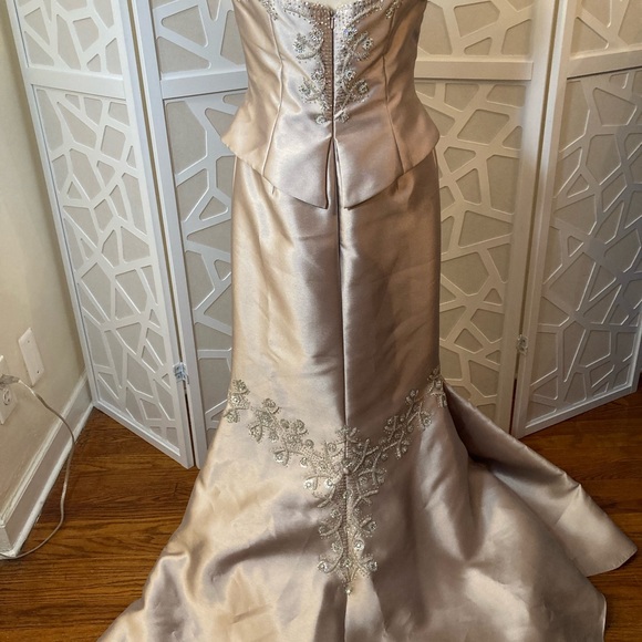 Elegant Satin Evening Gown with Jacket - Picture 4 of 5